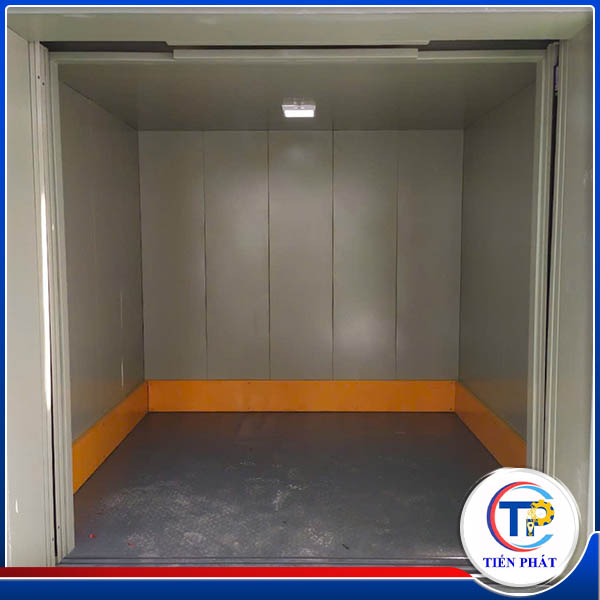 Thang máy chở hàng kèm người